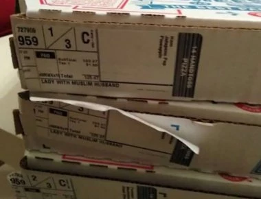 ΗΠΑ: Γυναίκα ανάγκασε αλυσίδα πιτσαρίας να απολογηθεί για το σχόλιο τους στο κουτί της παραγγελίας της (φωτό, βίντεο)